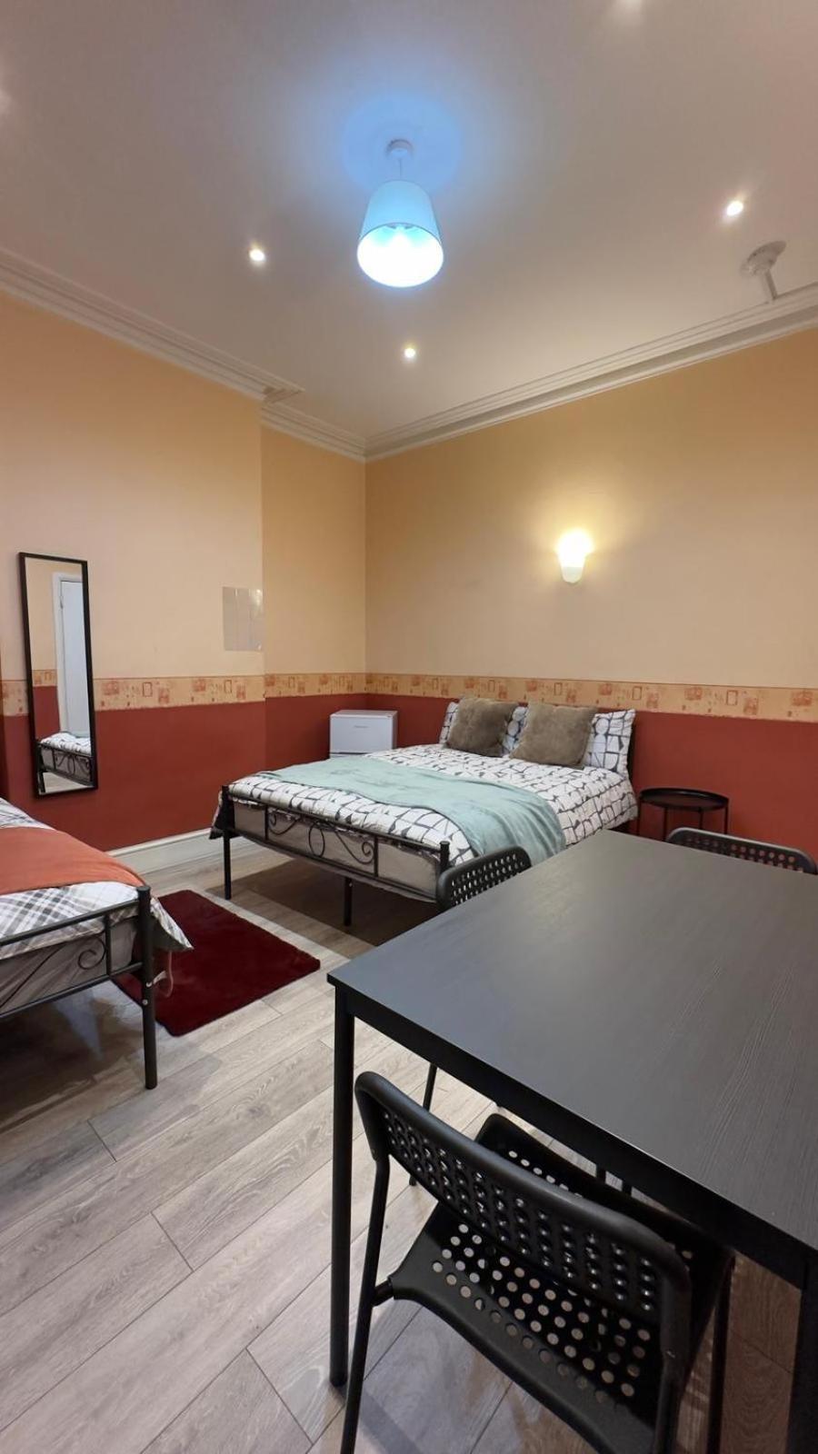 25 Minutes To Central London Rooms 35 エクステリア 写真