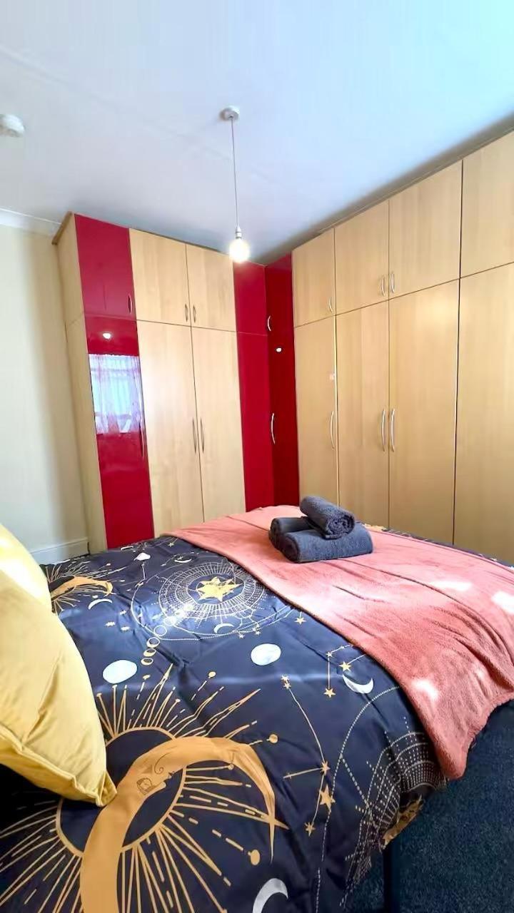 25 Minutes To Central London Rooms 35 エクステリア 写真